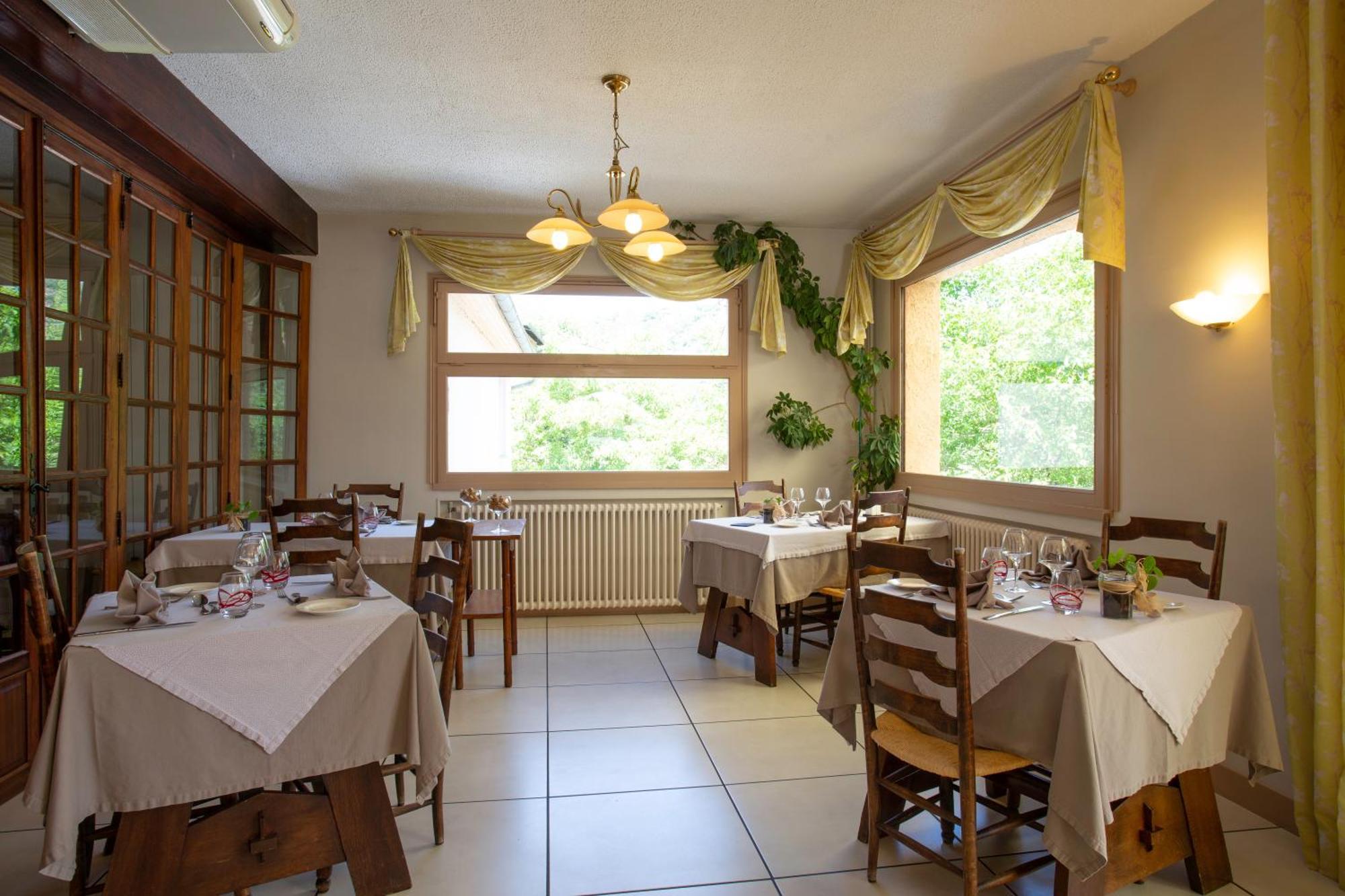 Logis Hotel Restaurant Du Pont Ambialet Buitenkant foto