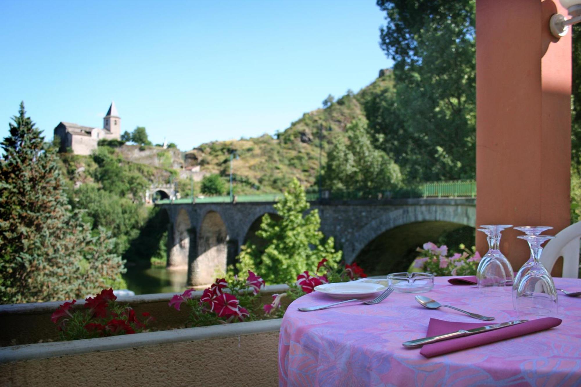 Logis Hotel Restaurant Du Pont Ambialet Buitenkant foto