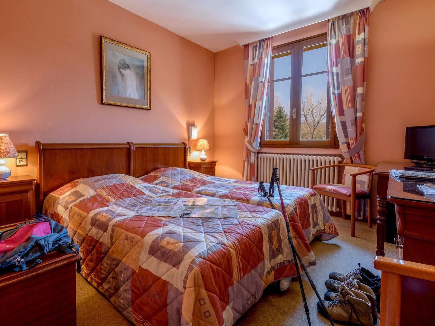 Logis Hotel Restaurant Du Pont Ambialet Buitenkant foto